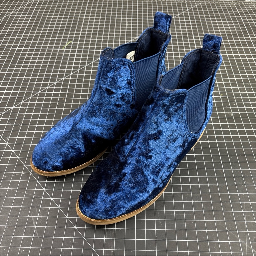 TOMs Women Plain Toe Chelsea Boots Ella Size US 6.5 Navy Blue Velvet